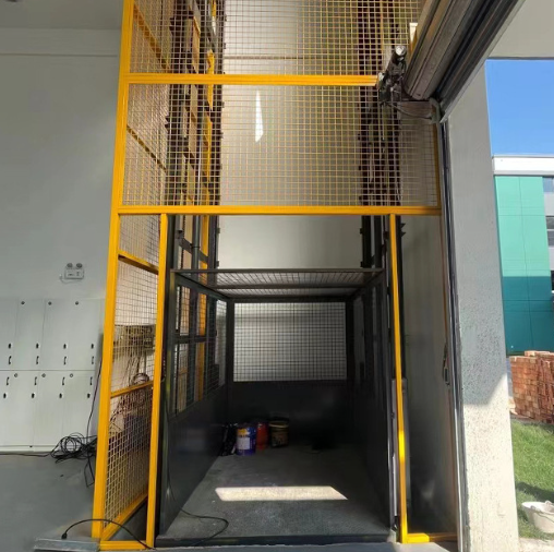 西藏导轨式升降机助力物流园破解运输难题