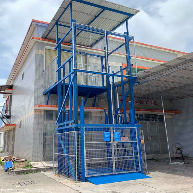 西藏建材厂室外升降货梯安装